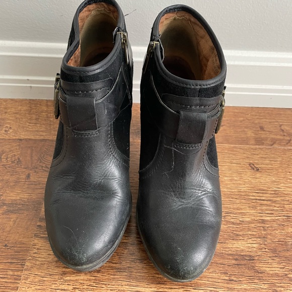 Clarks Leather Ankle Boots SZ 9 - Picture 3 of 3